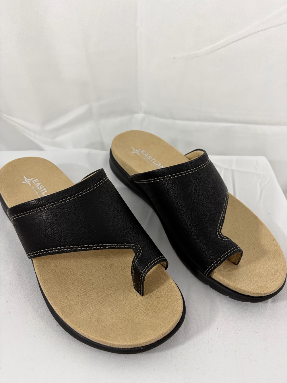 NWT Eastland Women’s Size 7 Black Toe-Ring Slide Sandals